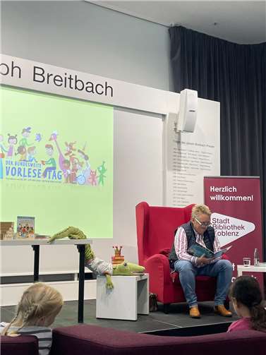Bürgermeisterin Ulrike Mohrs übernahm mit viel Engagement die Rolle der Vorleserin.  Foto: Stadtbibliothek, Nathalie Roschmann