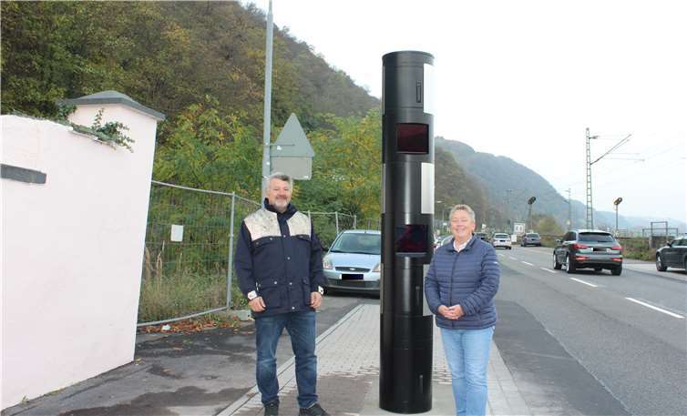 Bürgermeisterin Ulrike Mohrs und Andreas Wabnitz (Ordnungsamt) vor der neuen Blitzersäulein Stolzenfels.Quelle: Stadt Koblenz