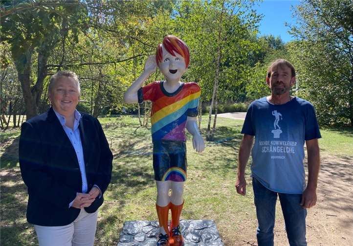 Bürgermeisterin Ulrike Mohrs und Hans Hack freuen sich, dass der Schängel am Kletterspielplatz Fort Bleidenberg hoch oben am Festungsgelände wieder in farbenfrohem Glanz erstrahlt. Foto: privat