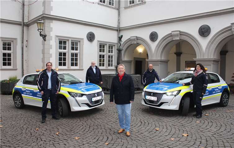 Bürgermeisterin Ulrike Mohrs und Überwachungskräfte des ruhenden Verkehrs vor den neuen E-Fahrzeugen.Quelle: Stadt Koblenz