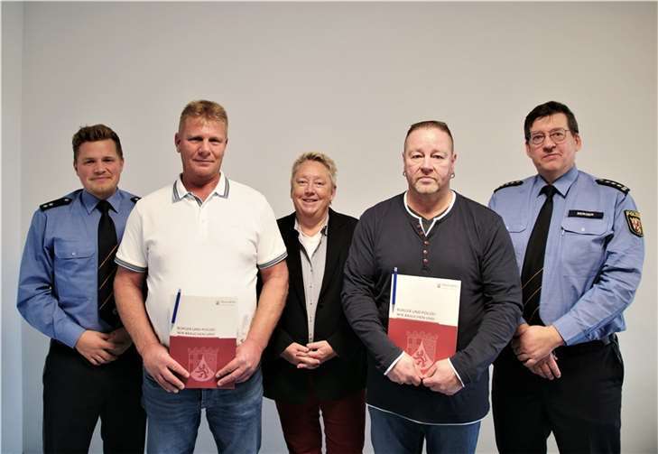 Bürgermeisterin Ulrike Mohrs und die Dienststellenleitung der Polizeiinspektion Koblenz 1 überreichten die Bürgerurkundenim Polizeipräsidium.  Foto: Polizei Koblenz