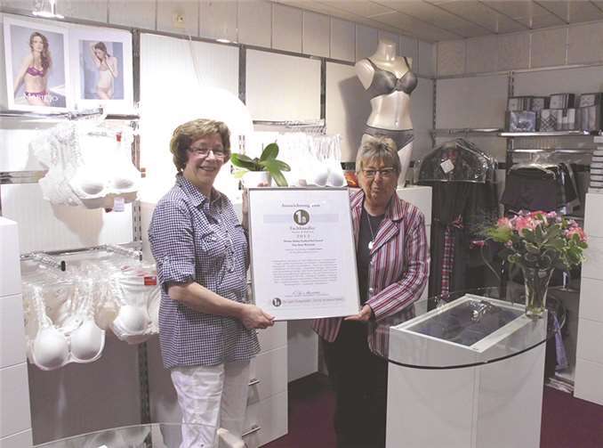 Bürgermeisterin Wally Feiden (r.) gratuliert Ilona Worischek.privat
