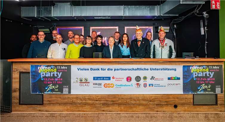 Bürgermeisterin und Schirmherrin Ulrike Mohrs (6.v.re.) präsentierte zusammen mit Vertretern von AKK, Lions Club Koblenz-Rhein/Main, Polizei, Jugendrat, Sponsoren und Co. das Programm für die diesjährige RoMo-Jugendparty, die am 12. Februar im Zenit stattfindet.  Foto: Stadt Koblenz/Andreas Egenolf