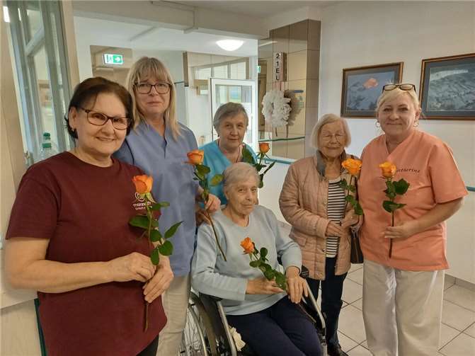 Bürgermeisterkandidat Alexander Albrecht verteilte faire Rosen an die Mitarbeiterinnen in den beiden Senioreneinrichtungen Maranatha und Johanniter-Haus. Foto: Alexander Albrecht