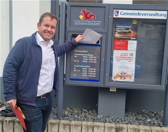 Bürgermeisterkandidat Christian Comes übergibt Ideen aus der Bürgerschaft an die Verwaltung. Foto: privat