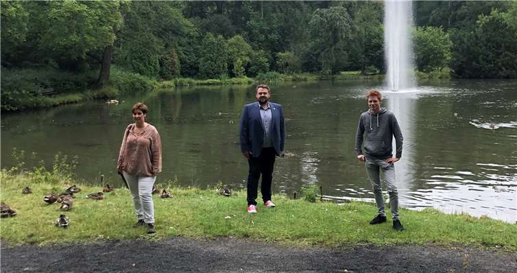 Bürgermeisterkandidat Christoph Mohr (Mitte) mit den Sayner SPD-Vertretern Claudia Seidel (links) und Jannik Götte (rechts).Foto: privat