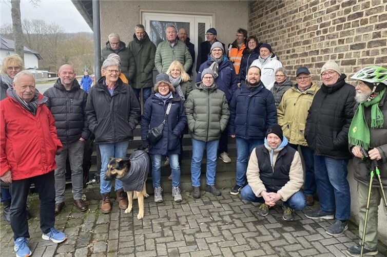 Bürgermeisterkandidat Christoph Scheuer (1. Reihe, 4. von rechts) beim Stadtteilrundgang in Ehlingen mit interessierten Bürgerinnen und Bürgern. Gemeinsam sprachen sie sich klar gegen eine Bebauung der landwirtschaftlichen Flächen zwischen Heimersheim, Green und Ehlingen aus.