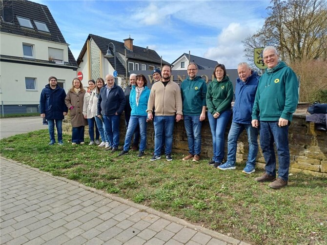 Bürgermeisterkandidat Christoph Scheuer (5. v. r.) und Landtagsdirektkanditat Andreas Resch (4. v. r.) gemeinsam mit Bürgerinnen, Bürgern und Vertreterinnen und Vertretern von Bündnis 90/Die Grünen.  Foto: Christoph Scheuer
