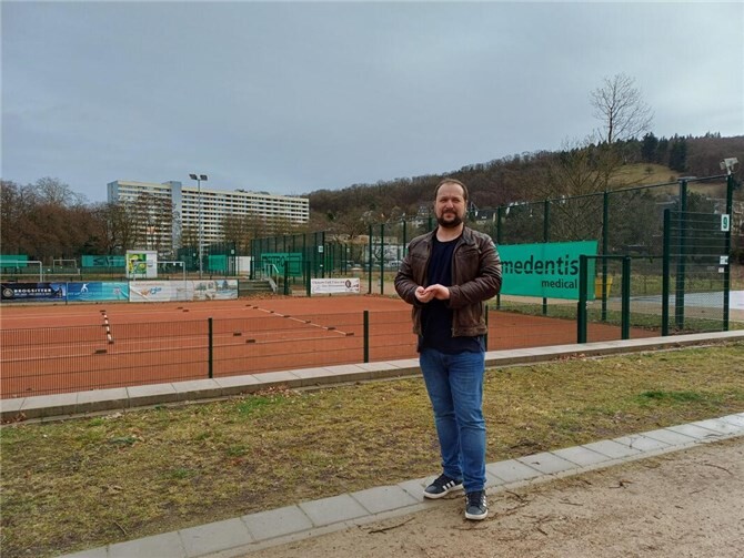 Bürgermeisterkandidat Christoph Scheuer vor den Tennisplätzen des Hockey- und Tennisclubs Bad Neuenahr.