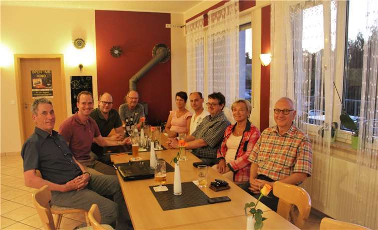 Bürgermeisterkandidat Claus Eschenauer (2. v. li.) bei der Freien Wähler Gruppe Singhofen. privat