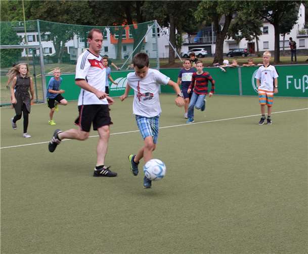 Claus Eschenauer besuchte das AWO-Ferienlager auf dem Hasenkümpel Bürgermeisterkandidat Claus Eschenauer ließ es sich nicht entgehen, mit den Jungs und Mädels Fußball zu spielen. Privat