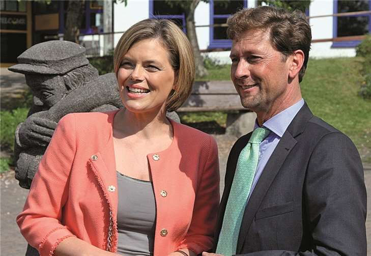 Bürgermeisterkandidat Detlef Odenkirchen im Gespräch mit Julia Klöckner in Wassenach im Frühsommer 2014 - Ihr Thema: DSL-Breitband im ländlichen Raum.privat