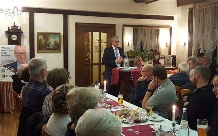 Bürgermeisterkandidat Guido Orthen bei seinen ersten stop in Heimersheim. Privat