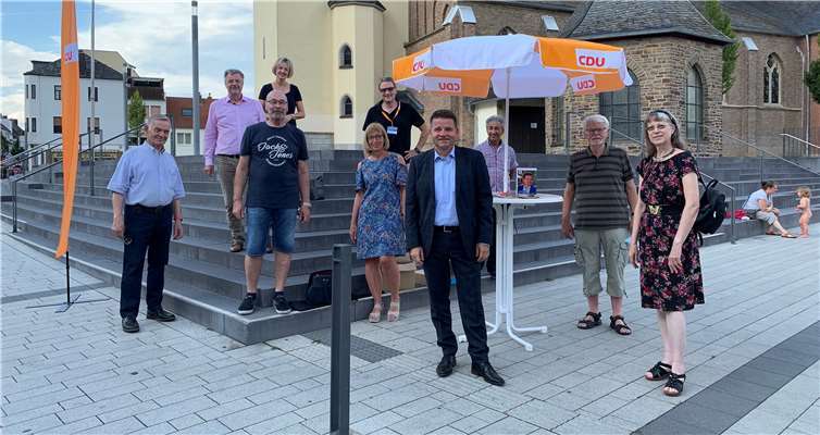 Bürgermeisterkandidat Holger Jung (Bildmitte) in der Meckenheimer Altstadt. Foto: privat