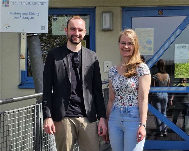 Bürgermeisterkandidat Jan Badinsky und Kreistagskandidatin Svenja Budde vor dem Jugendhaus Mülheim-Kärlich. Foto: Eggo Ortmann