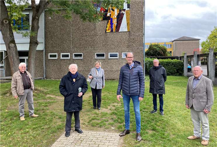 Bürgermeisterkandidat Jan Ermtraud (3. von rechts) informierte sich vor Ort mit interessierten Bürgern über den Schulstandort und deren Entstehung bei Heinz Schwarz (2. von links). Foto: privat