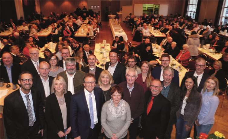 Bürgermeisterkandidat Joachim Plitzko (3.v. vorne links) freut sich, mit einem jungen und dynamischen CDU-Stadtrat-Team in die Wahl am 26. Mai gehen zu dürfen