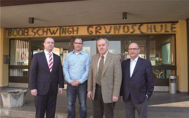Bürgermeisterkandidat Michael Kessler (1. v. r) besichtigte mit dem CDU-Fraktionsvorsitzenden Christoph Helling (1. v. l) und dem Stadtverbandsvorsitzenden Bernhard Wiemer (2.v. r) mit Rektor Michael Wetzlar (3. v. r) die Bodelschwingh-Schule in Mülhofen.Privat
