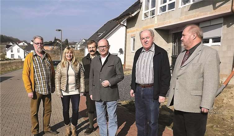 Bürgermeisterkandidat Michael Kessler und Kandidaten für den Stadtrat, darunter Stadtverbandsvorsitzender Bernhard Wiemer, besichtigen das Baugebiet Stromberg Süd II. privat