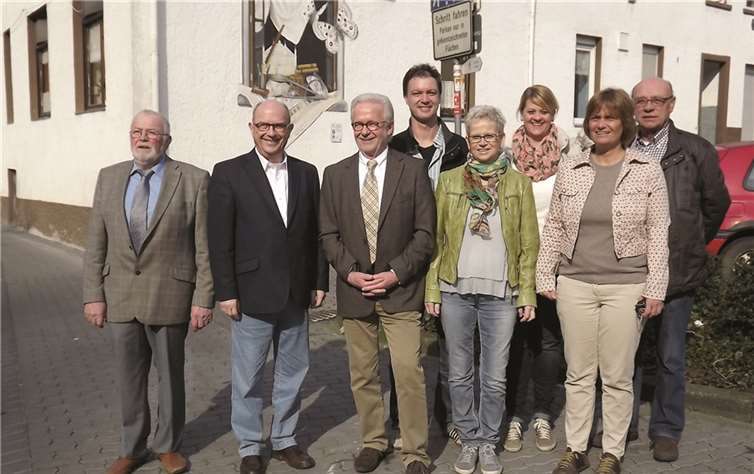 Bürgermeisterkandidat Michael Kessler und Kandidaten für den Stadtrat bei der Besichtigung von Alt-Sayn. privat