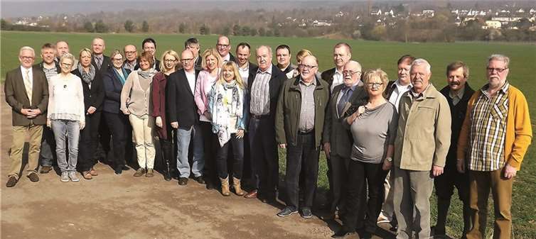Bürgermeisterkandidat Michael Kessler und die Kandidaten für den Stadtrat, darunter Stadtverbandsvorsitzender Bernhard Wiemer und Fraktionsvorsitzender Christoph Helling, besichtigen das zukünftige Sportzentrum an der Engerser Landstraße. privat