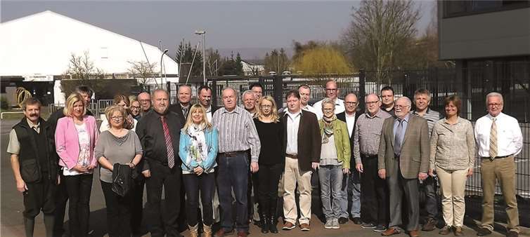 Bürgermeisterkandidat Michael Kessler und die Kandidaten für den Stadtrat, darunter Stadtverbandsvorsitzender Bernhard Wiemer und Fraktionsvorsitzender Christoph Helling, besichtigen das zukünftige Gewerbegebiet In der Langfuhr. privat
