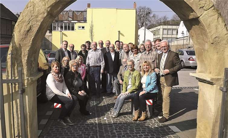 Bürgermeisterkandidat Michael Kessler und die Kandidaten für den Stadtrat, darunter Stadtverbandsvorsitzender Bernhard Wiemer und Fraktionsvorsitzender Christoph Helling, besichtigen die Bendorfer Innenstadt. privat
