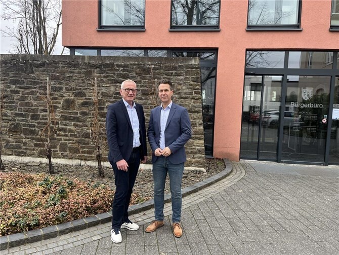 Bürgermeisterkandidat Pascal Rowald (r.) mit Bürgermeister Guido Orthen.  Foto: Jennifer Rowald