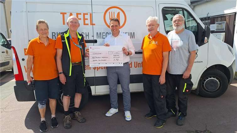 Bürgermeisterkandidat Sven Schnieber (Bildmitte) mit dem Vorsitzenden Horst Westermann (zweiter von links) und Mitgliedern des Tafel-Teams. Foto: privat