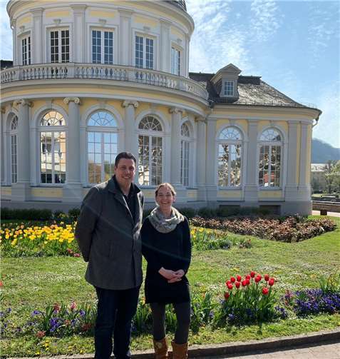 Bürgermeisterkandidat der FDP, Markus Wieseler (links) und die Organisatorin des Brückenfestes in Bad Ems, Nina Jörnhs (rechts). Foto: FDP Bad Ems – Nassau