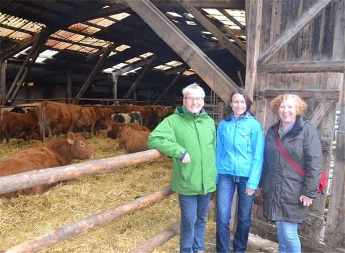 Bürgermeisterkandidatin Cornelia Weigand (Mitte) inspizierte die Stallungen. privat