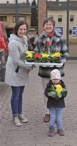 Bürgermeisterkandidatin Gisela Hein mit einer jungen Mutter in Odendorf. privat