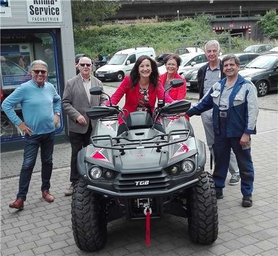 Bürgermeisterkandidatin Marion Krätz auf einem Quad.privat