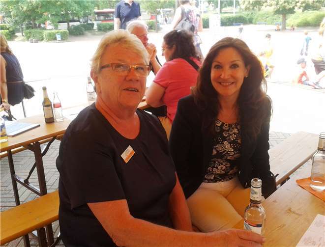 Bürgermeisterkandidatin Marion Krätz (re.) mit Margarethe Deinet vom Vorstand der Leifheit Campus e.G. privat