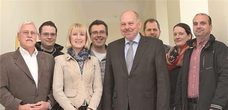 Bürgermeistern Marie-Theres Hammes-Rosenstein (3.v.l.), Rolf Papen (4.v.r.), Koordinator des Arbeitskreises Bahnlärm-Demonstration und Wolfgang Schneider (li.), stellvertretender Vorsitzender der Bürgerinitiative im Mittelrheintal gegen Umweltschäden durch die Bahn.