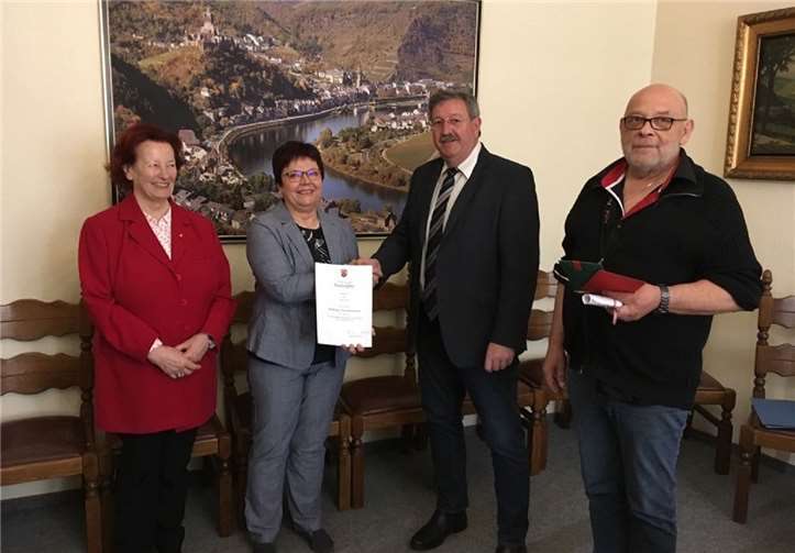 Bürgermeistersekretärin Ingrid Schaub (2.v..) erhält ihre Jubiläumsurkunde. Privat