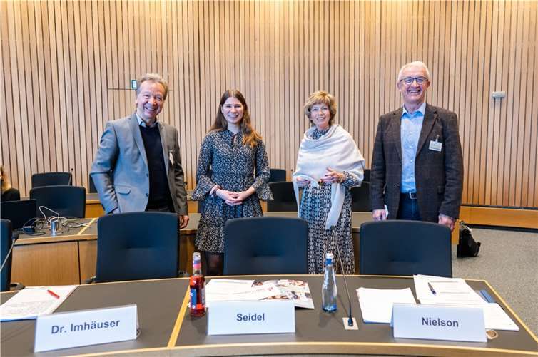 Bürgerrat Bildung und Lernen im Landtag NRW: Die Vorsitzende des Schulausschusses Kirstin Korte (CDU) begrüßt Cynthia Seidel und Manfred Nielson vom Bürgerrats Bildung und Lernen im Landtag NRW. Mit dabei Dr. Karl-Heinz Imhäuser, Vorstand der Bonner Montag Stiftung Denkwerkstatt, die den Bürgerrat ins Leben gerufen hat.  Foto: Bürgerrat Bildung und Lernen / Ben Knabe