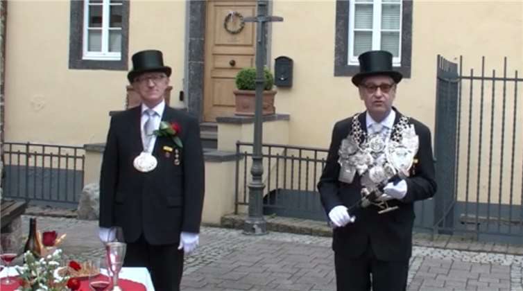 Bürgerschützenkönig Peter Diewald (rechts) mit Vorgänger Willi Busch beim kleinen, digitalen „Trinkzug“.