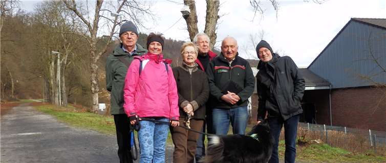 Bürgerstiftung und „Baumfreunde“ beraten mit Revierförster Jäger über das weitere Vorgehen bei der Neupflanzung in der Bad Emser Kastanienallee.Foto: Bürgerstiftung Bad Ems