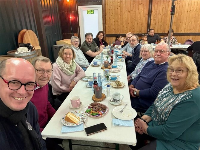 Bürgerverein Bad Hönningen feiert gemeinsam bei Kaffee und Kuchen.  Foto: Jan Ermtraud