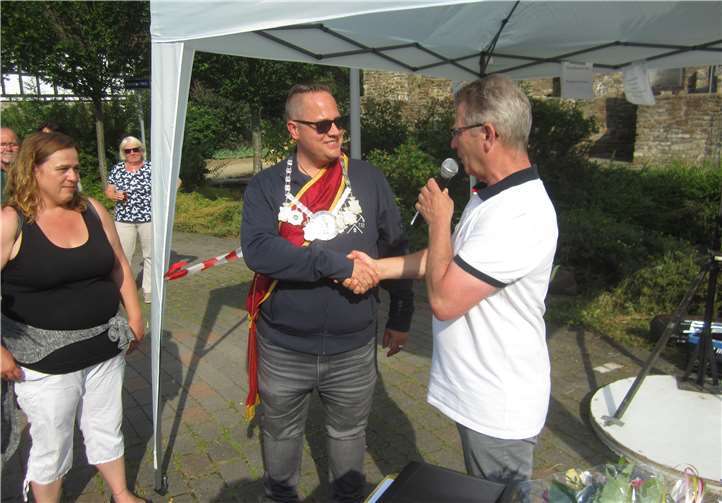 Bürgerverein-Vorsitzender Frank Scheika gratulierte Kai Nolden zum Gewinn des Königsschießens. Links im Bild ist die diesjährige Rheinbreitbacher Bürgerkönigin Kathleen Pirkl zu sehen. Foto: Bürgerverein Rheinbreitbach