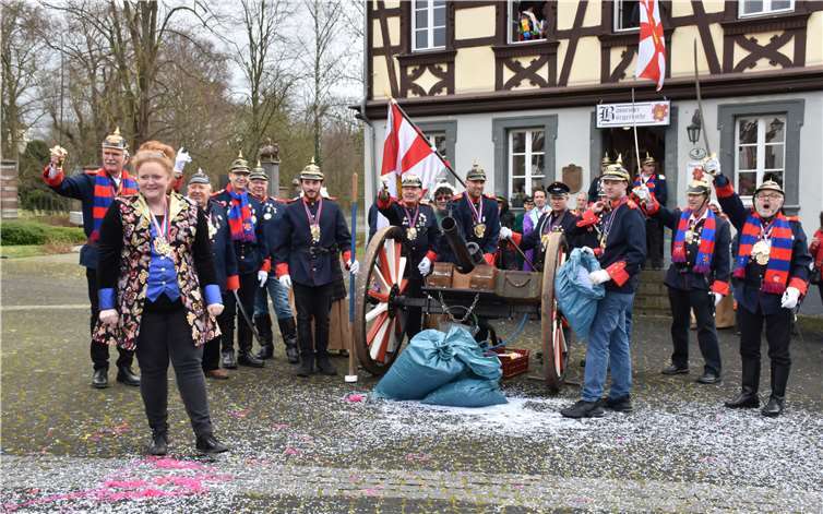 Bürgerwehr und Ortsbürgermeisterin waren bereit das Rathaus zu verteidigen. Fotos: HEP