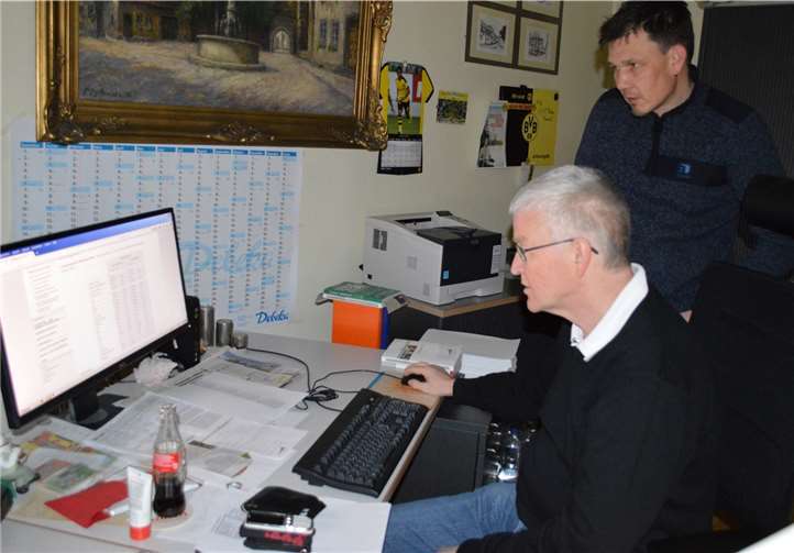 Büroleitender Beamter Adalbert Krämer wertet die Stimmen aus. -AP-