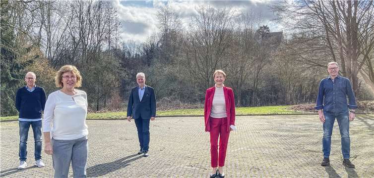 Büroleiter Heiner Schmickler, Beatrix Kühnl, Dr. Klaus Müller (Stellvertretender Schulleiter), Schulleiterin Gundi Kontakis und Dirk Schneider vom örtlichen Personalrat. Foto: BBS Ahrweiler.