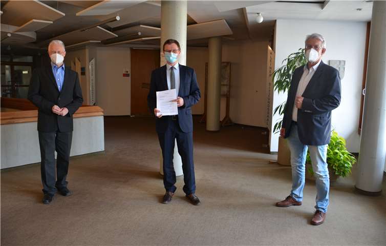 Büroleiter Knut Rehn und Vorsteher Frank Puchtler begrüßen Philipp Borchardt als neuen Geschäftsführer im Lahntal. Foto: Rhein-Lahn-Kreis