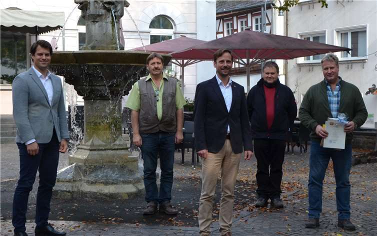 Büroleiter Matthias Geusen, Bauhofleiter Wolfgang Weitzel sowie der Vorsitzende des Personalrates, Joachim Geil gratulierten gemeinsam mit Bürgermeister Ingendahl Andreas Göbel zum Jubiläum. Foto: privat