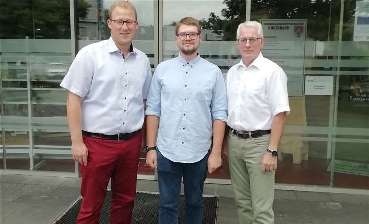 Büroleiter Philipp Rasbach, Lukas Kleinfeld, Bürgermeister Volker Mendel. Foto:privat
