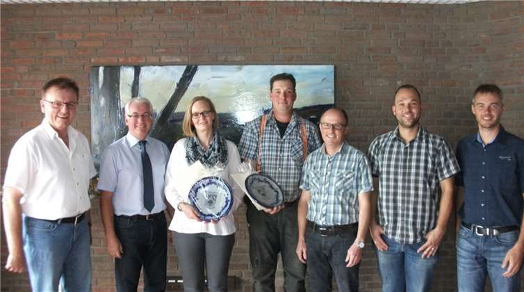 Büroleiter Wolfgang Müller (v.l.), Bürgermeister Volker Mendel, Martina Müller, Timo Runkel, Revierförster Rainer Kuhl, Dennis Ehlgen als Sprecher der Betriebsgemeinschaft, Fachbereichsleiter Markus Sommer