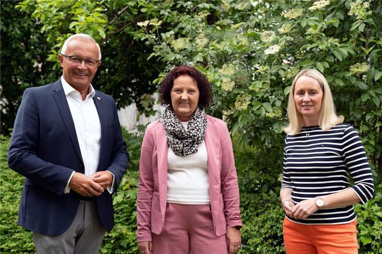 Büroleiterin Diana Wonka (rechts) und Landrat Achim Hallerbach gratulierten der Personalratsvorsitzenden Birgit Eisenhuth zur Wiederwahl.Foto: Martin Boden