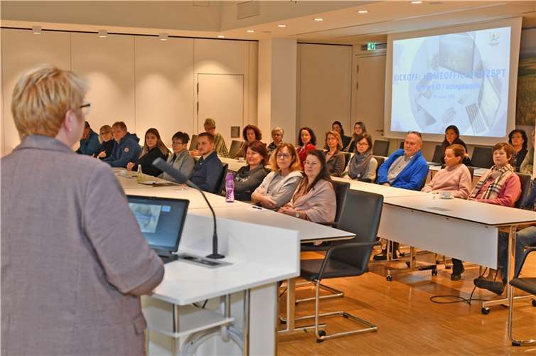 Büroleiterin Petra Kretzschmann bei der Vorstellung des neuen Homeoffice-Konzeptes in der Kreisverwaltung Mayen-Koblenz. In der Pilotphase erhalten zunächst die Mitarbeitenden aus einem Referat der Abteilung „Bauen und Umwelt“ sowie aus einem Referat der Abteilung „Soziales“ die Möglichkeit, aus vier neu erarbeiteten Homeoffice-Modellen zu wählen und diese zu erproben. Foto: Kreisverwaltung/Morcinek